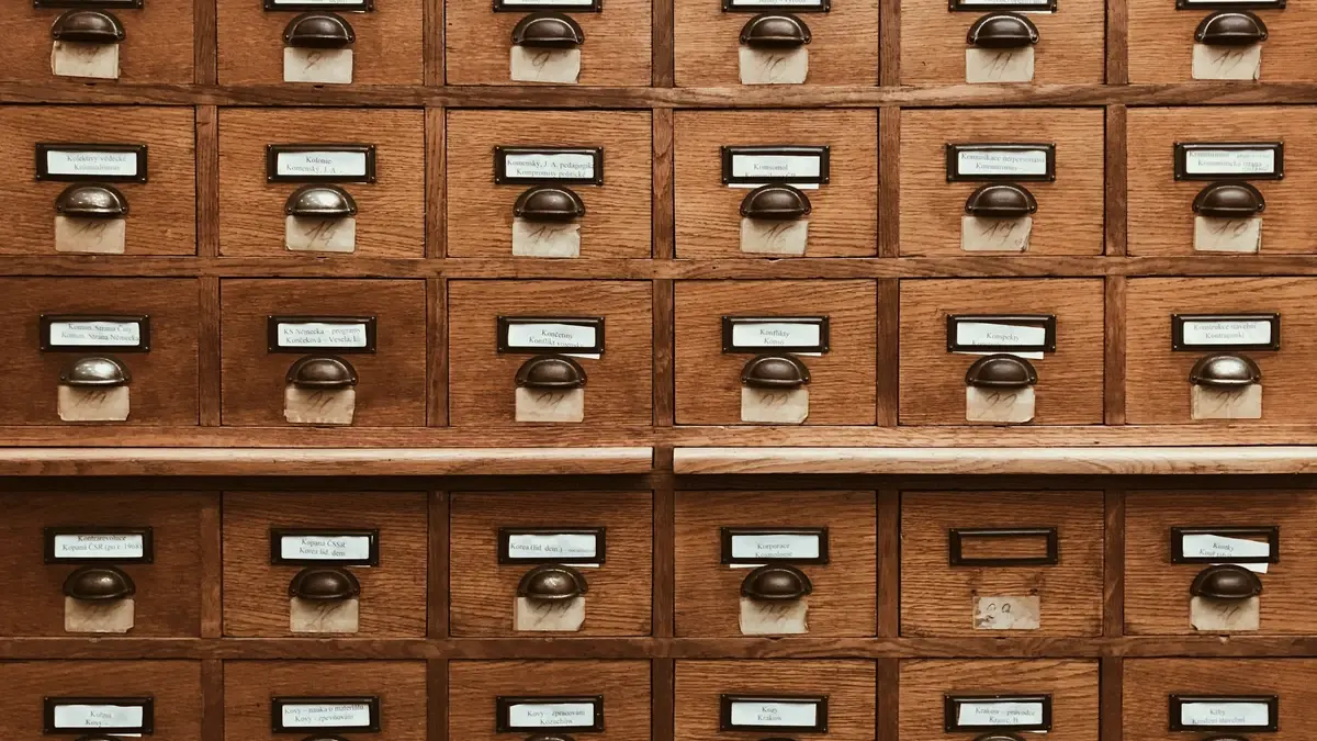 Les tiroirs à fiches d'un catalogue de bibliothèque, étiquetés et tous fermés.