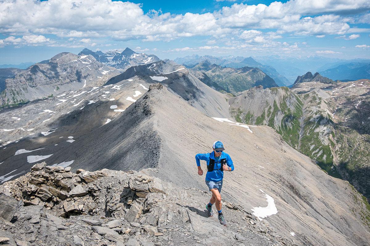 Un coureur de trail sur un sentier de crête au-dessus de la vallée de Chamonix.