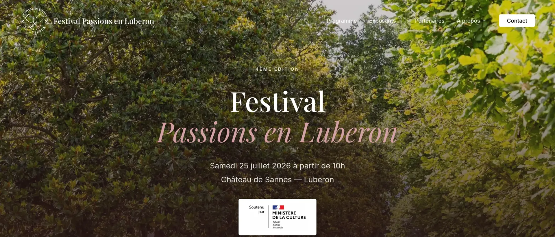 La page d'accueil du festival : son titre sur une photographie de tablées dressées sous les arbres, avec la date et le lieu de l'édition.