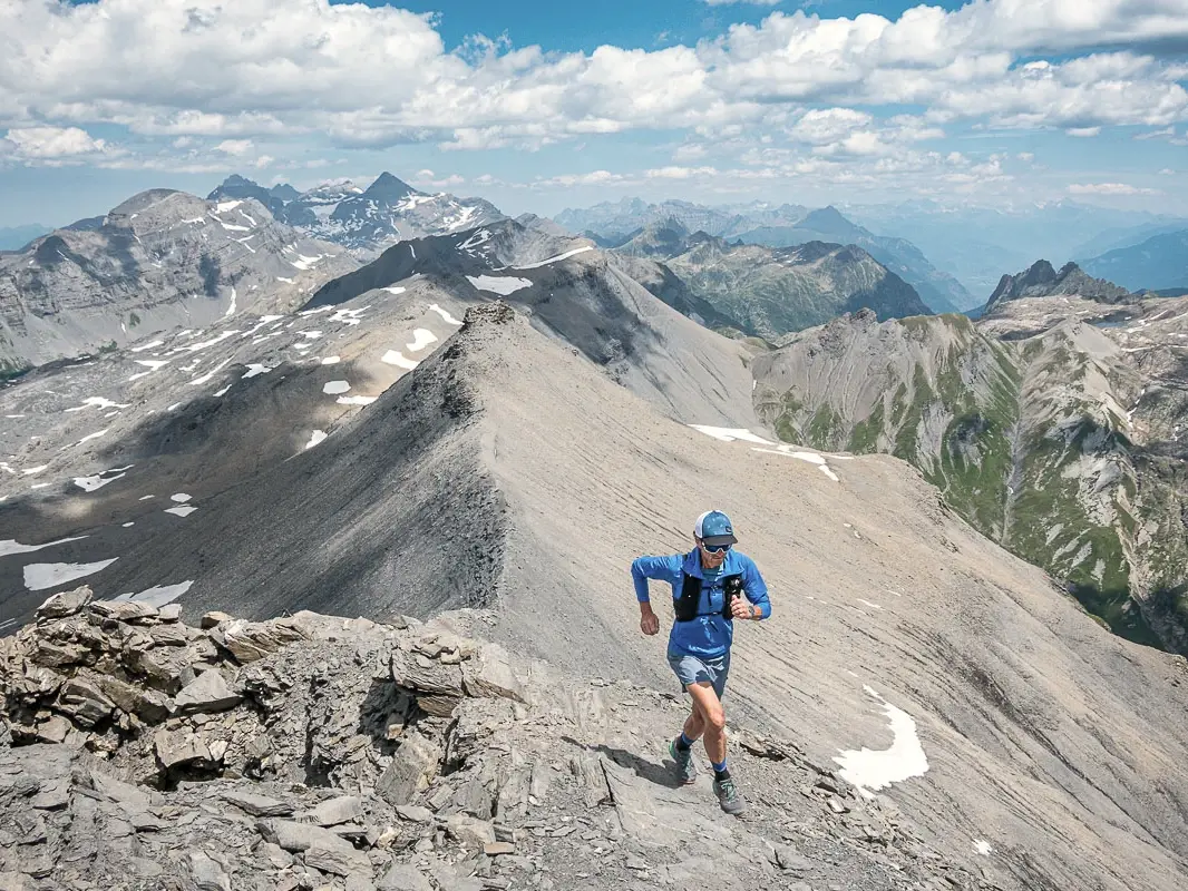 Un coureur de trail sur un sentier de crête au-dessus de la vallée de Chamonix.