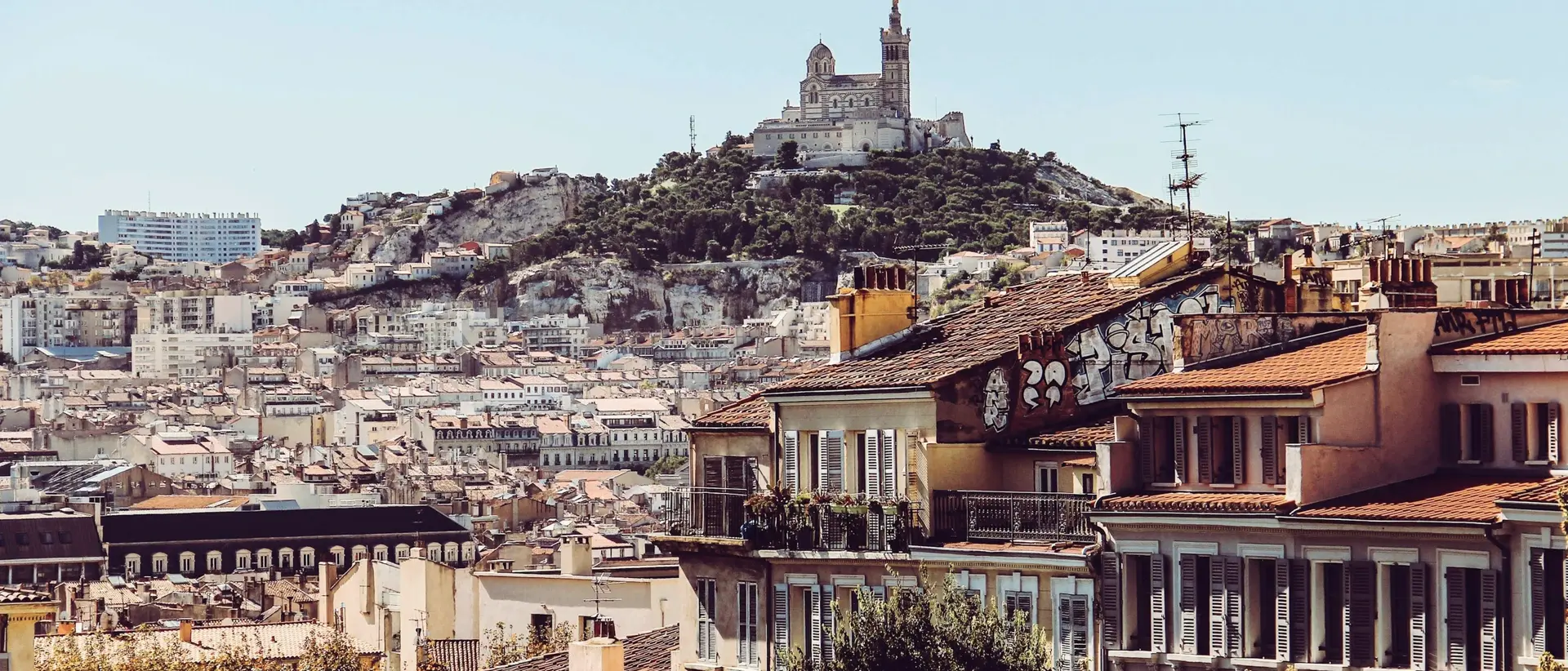 Les toits de Marseille et Notre-Dame de la Garde sur sa colline, vus depuis les hauteurs de la ville.