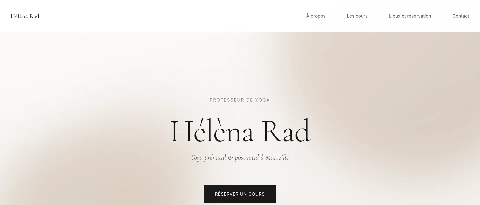La page d'accueil d'Helena Rad : son nom en grandes lettres sur un fond beige dégradé, au-dessus d'un bouton de réservation.