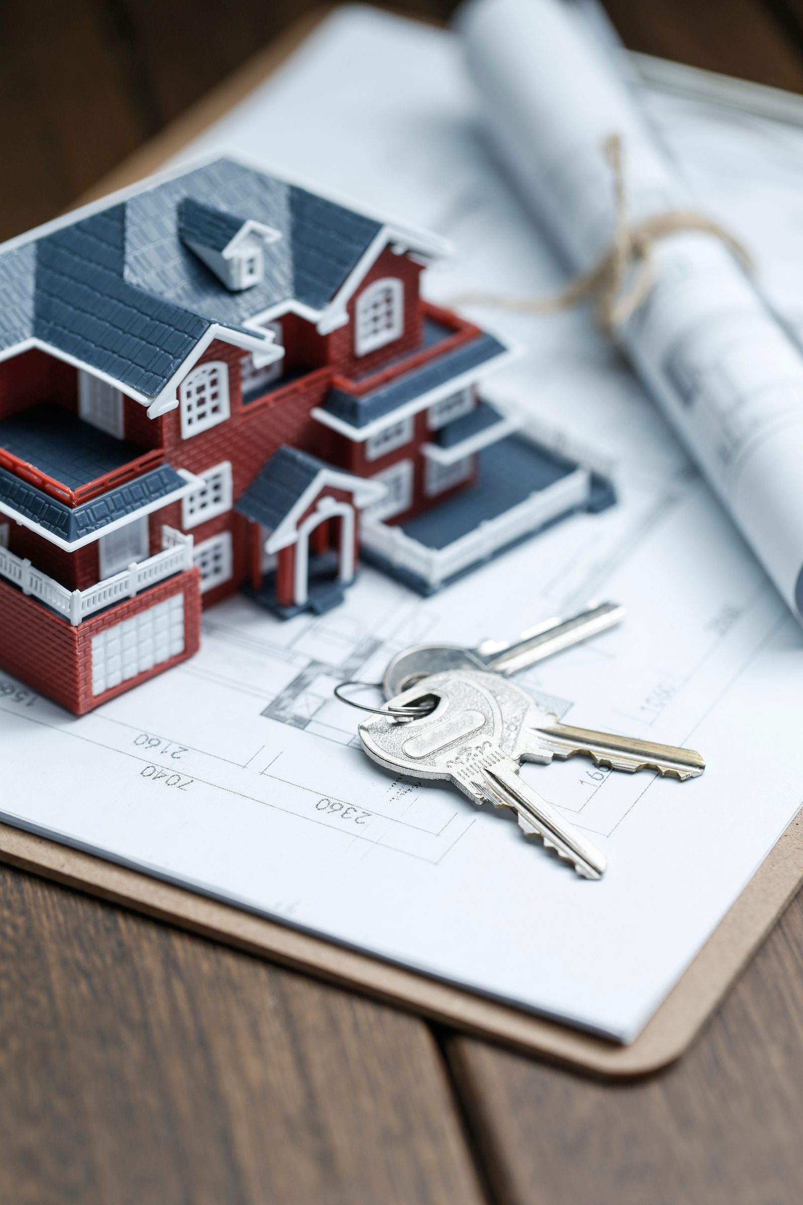 Agent immobilier remettant les clés d'une maison